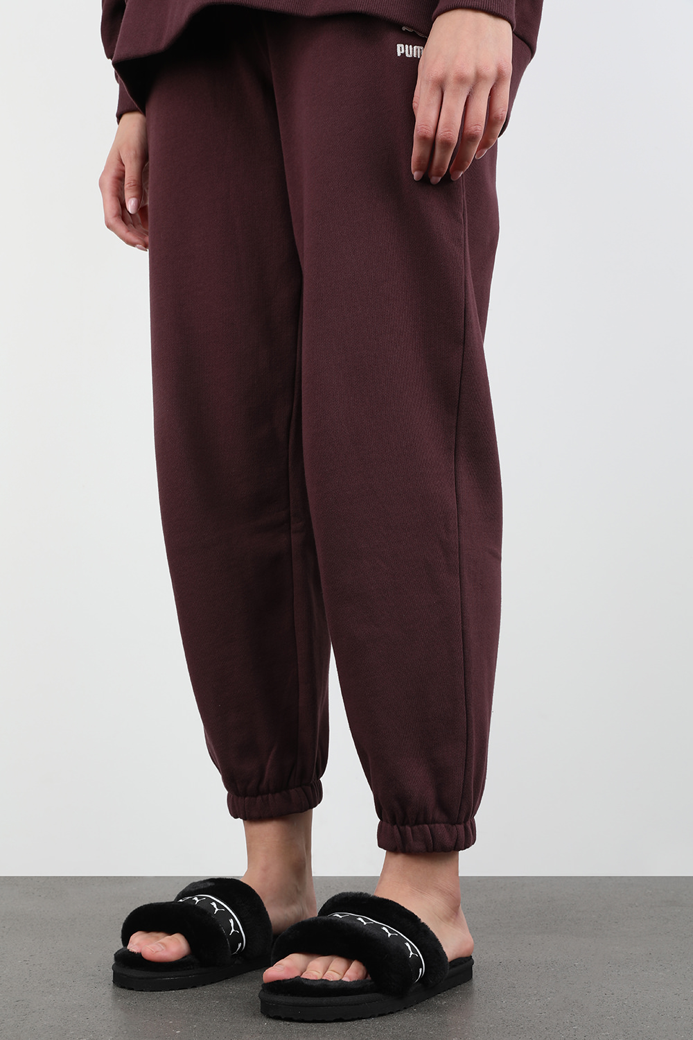 תמונת כל הלוק של נעלי בית דמוי פרווה בצבע שחור